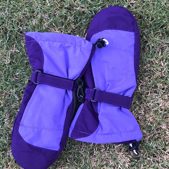 Snow mittens by Land’s End L (6 1/8 - 6 3/4 ) 16..6 - 17.1 CM purple with strap - Picture 3 of 5